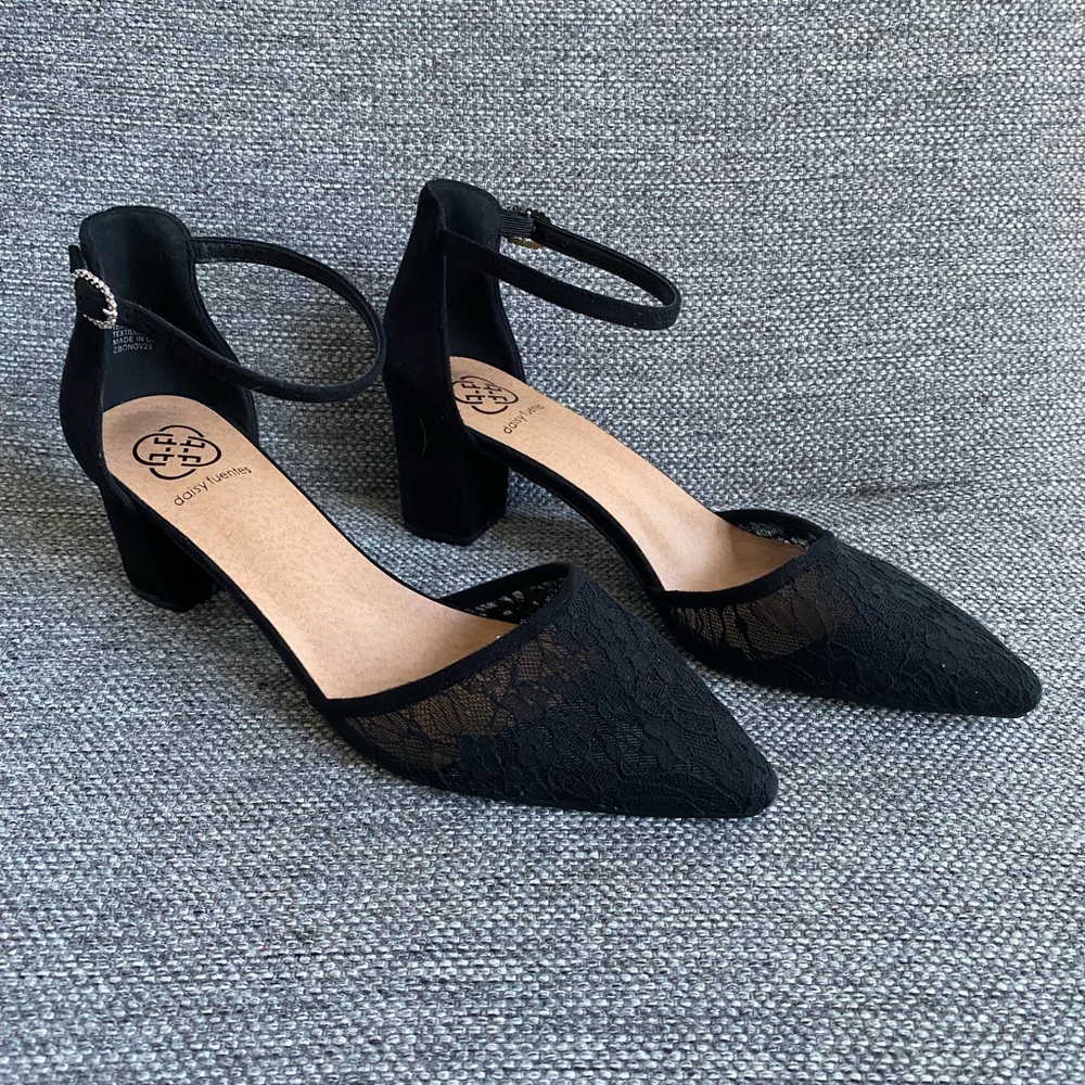 Daisy Fuentes Like New Black Lace Heels NWOT
